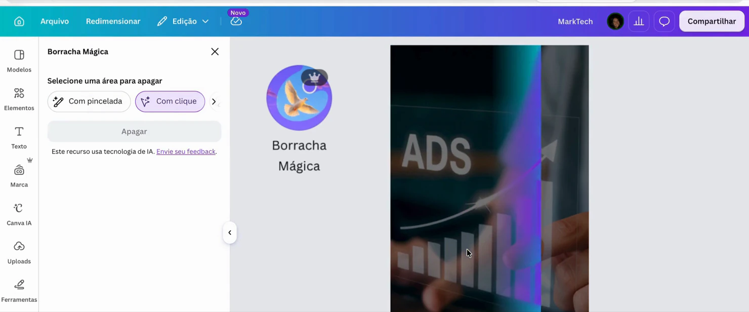 Painel Borracha Mágica do Canva com as opções Com pincelada e Com clique e o botão Apagar, ao lado de um criativo aberto no editor