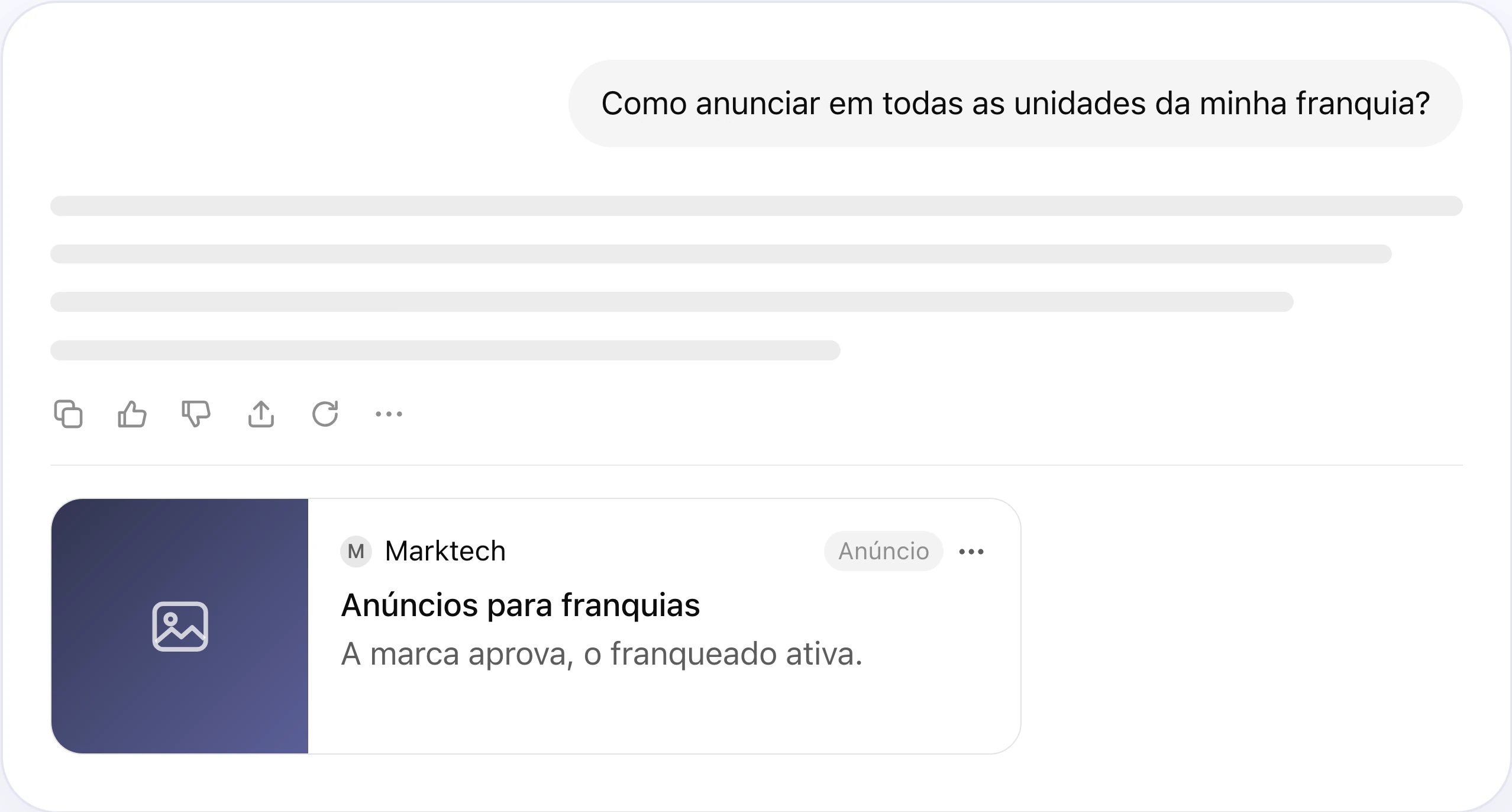 Prévia de um anúncio do ChatGPT Ads no visualizador da Marktech, com a pergunta do usuário, a resposta em barras e, abaixo de uma linha fina, o cartão com imagem, nome do anunciante, rótulo Anúncio, título e texto